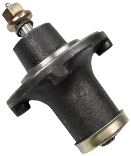 Wrzeciono kosiarki o zerowym promieniu skrętu Z242F Husqvarna, czarne, metalowe, cylindryczne z widocznym gwintowanym końcem i nakrętką. Ujęcie z boku, eksponujące detale mocowania. Powierzchnia gładka, solidna konstrukcja.