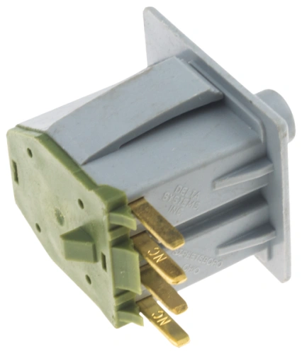 Wyłącznik siedziska kosiarki Z560X Husqvarna w formie prostokątnej, w kolorze szarym z zieloną podstawą. Widoczne złote styki elektryczne. Ujęcie z boku, produkt stojący. Detale takie jak wypustki ułatwiające montaż. Tło neutralne, białe.