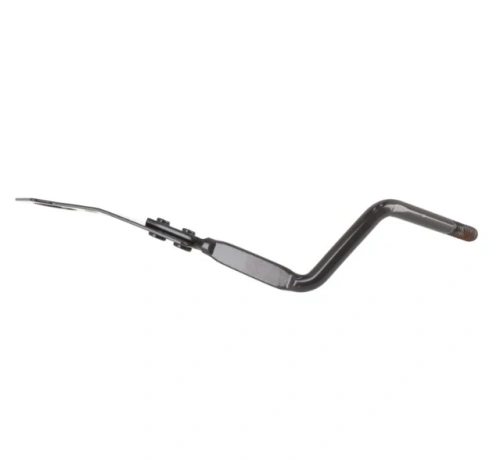 Zestaw uchwytu kosiarki LC 140S Husqvarna, czarny, z metalowym wygiętym uchwytem. Kąt ujęcia z boku, pokazujący szczegóły mocowania oraz ergonomiczny kształt. Produkt leżący, bez dodatkowych akcesoriów, na jednolitym tle.