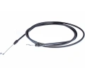 Kabel kosiarki LC 53 e Husqvarna w kolorze czarnym, o płaskim profilu i długiej długości, z widocznym metalowym zaczepem po jednym końcu. Produkt leży na jednolitym tle, co podkreśla jego detaliczny design i materiał wykonania.
