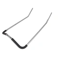 Uchwyt kosiarki LC 48VE Husqvarna z aluminiowym stelażem, o prostokątnym kształcie, z czarną, gumową rękojeścią dla pewnego chwytu. Produkt leży na białym tle, ukazując frontowy widok. Idealny do montażu w kosiarkach Husqvarna.