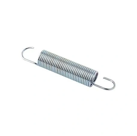 Sprężyna powrotna kosiarki o zerowym promieniu skrętu Z560X Husqvarna, metaliczna, błyszcząca, o cylindrycznym kształcie z widocznymi końcówkami, umieszczona na białym tle. Zbliżenie na pełną długość, pokazująca spiralne zwoje sprężyny.