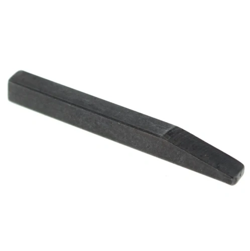 Wtyk płaski kosiarki LC 140S Husqvarna, czarny, prosty kształt, wykonany z metalu. Widoczny lekko spiczasty koniec. Produkt leżący na białym tle, co podkreśla jego klasyczny design i funkcjonalność. Stan nowy, bez widocznych oznak użycia.