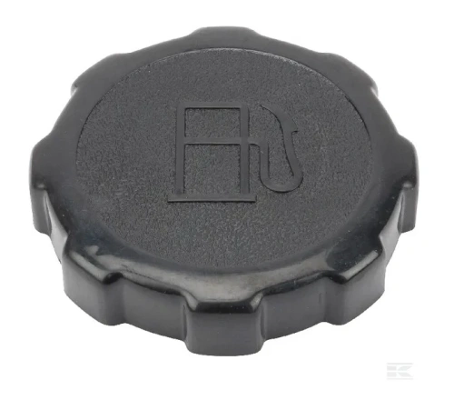 Czarny korek paliwa do kosiarki LC 551SP Husqvarna, okrągły z wypustkami na brzegach. Na powierzchni widoczny symbol zbiornika paliwa. Produkt leży na białym tle, kąt ujęcia frontalny. Wysoka widoczność szczegółów zapewnia czytelność.