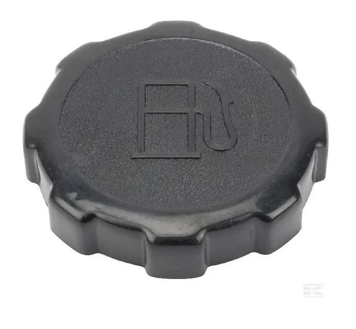 Czarny korek paliwa do kosiarki LC 551SP Husqvarna, okrągły z wypustkami na brzegach. Na powierzchni widoczny symbol zbiornika paliwa. Produkt leży na białym tle, kąt ujęcia frontalny. Wysoka widoczność szczegółów zapewnia czytelność.