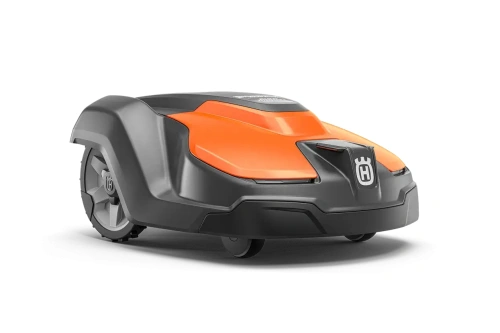 Robot koszący Husqvarna Automower® 520 Epos, pomarańczowo-szary, widok z boku na przód z logo, aerodynamiczny kształt, zaokrąglone krawędzie i duże koła.