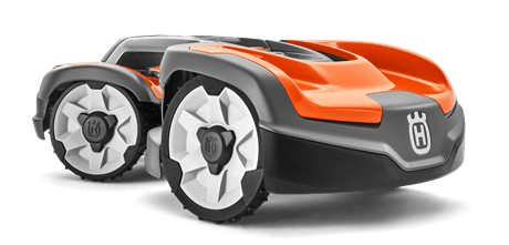 Robot koszący Automower® 535 AWD Husqvarna w kolorze pomarańczowym i szarym. Ujęcie z boku, z widocznymi dużymi kołami oraz logo w kształcie korony. Produkt w pozycji leżącej, bez dodatkowych akcesoriów, na jednolitym tle.