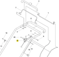 Dźwignia kosiarki LC 551SP Husqvarna, metalowa, w kolorze czarnym, z ergonomiczną rączką. Ujęcie z boku, zbliżenie na detal mocowania i stoperów. Produkt w nowym stanie, widoczny z częściami montażowymi.