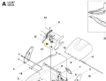 Przycisk kosiarki LC 247 Husqvarna w kolorze czarnym, montowany z boku, z ergonomiczną rączką. Widoczne szczegóły to mocowanie i napis. Produkt przedstawiony w perspektywie z boku, w kontekście komponentów kosiarki.