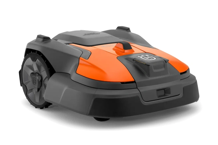 Robot koszący Husqvarna Automower® 560 Epos, szaro-pomarańczowy, logo na obudowie, leżący, z wyraźną fakturą materiału i ergonomicznym przyciskiem.
