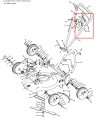 Czarna linka napędu kosiarki Husqvarna WB 48S z metalowym mocowaniem i wzmocnionym sznurem. Widok boczny łączenia z mechanizmem na białym tle. Wymiary w specyfikacji produktu.