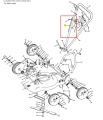 Przewód kosiarki WB 48S Husqvarna w kolorze czarnym, wykonany z materiału odpornego na wysokie temperatury. Ujęcie z boku, złożony, pokazujący mocowania oraz detale końcówki. Tło proste, białe, co podkreśla szczegóły produktu.