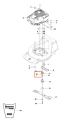Śruba kosiarki WC 48S Husqvarna to metalowy element o cylindrycznym kształcie, z gwintem. Widoczna na schemacie, umieszczona pionowo, wskazuje na miejsce mocowania. Całość prezentuje się na białym tle, zapewniając klarowność detali.