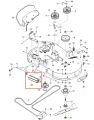 Rolka kosiarki o zerowym promieniu skrętu Z242F Husqvarna, cylindryczny element, srebrny kolor, widoczne mocowanie z jedną końcówką. Przedstawiona w zbliżeniu, montowana na podwoziu kosiarki, otoczenie techniczne.