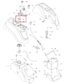 Linka gazu do kosiarki Husqvarna Z242F w zbliżeniu, z wyraźnymi mocowaniami, na prostym tle podkreślającym detale techniczne, część sprzętu ogrodowego.