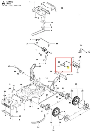 Podkładka kosiarki LC 48VE Husqvarna w kolorze czarnym wykonana z wytrzymałego materiału. Zbliżenie na element mocujący, o gładkiej fakturze, z jednym otworem na śrubę. Produkt leżący na jednolitym tle, ukazujący szczegóły montażowe.