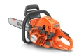 Pilarka Husqvarna 445S w kolorze pomarańczowym, z metalowym prowadnicą i zębatką. Widok z boku, ukazujący ergonomiczny uchwyt oraz przyciski sterujące. Logo Husqvarna widoczne na obudowie. Skompaktowana, gotowa do użytkowania.