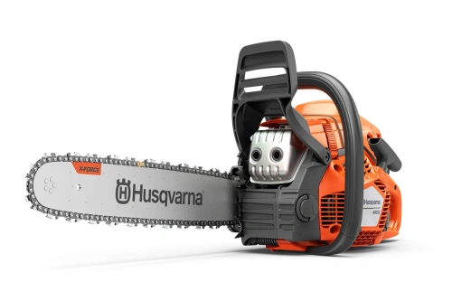 Pomarańczowa pilarka Husqvarna 445S, widok boczny. Metalowy łańcuch X-FORCE na prowadnicy, logo Husqvarna na obudowie. Ergonomiczne uchwyty i wbudowany silnik zapewniają efektywne cięcie.