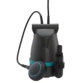 Pompa zanurzeniowa Gardena 8200 w kolorze ciemnoszarym z niebieskimi akcentami, z widocznym kablem z wtyczką. Produkt ustawiony w pozycji pionowej, pokazuje wylot i przycisk sterujący. Tło jednolite, co podkreśla szczegóły pompy.