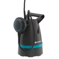 Pompa zanurzeniowa Gardena 8200 w kolorze czarnym z niebieskim paskiem, z ergonomiczną rączką. Ujęcie frontalne, pokazujące głowicę z przyciskiem i przewodem. Produkt idealny do wypompowywania wody, przeznaczony do zastosowań ogrodowych.