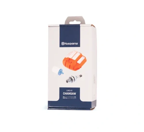 Zestaw serwisowy do pilarki 555/556/560XP Husqvarna w opakowaniu. Widoczny element filtrujący w kolorze białym z niebieską końcówką, świeca zapłonowa oraz pomarańczowy filtr powietrza z białymi paskami. Produkt na białym tle.
