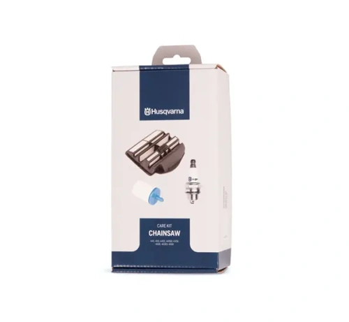 Zestaw serwisowy do pilarek Husqvarna 445/445 II/450 w estetycznym opakowaniu z czarną osłoną, filtrem i świecą zapłonową z niebieskim detalem na białym tle z widoczną etykietą produktu.