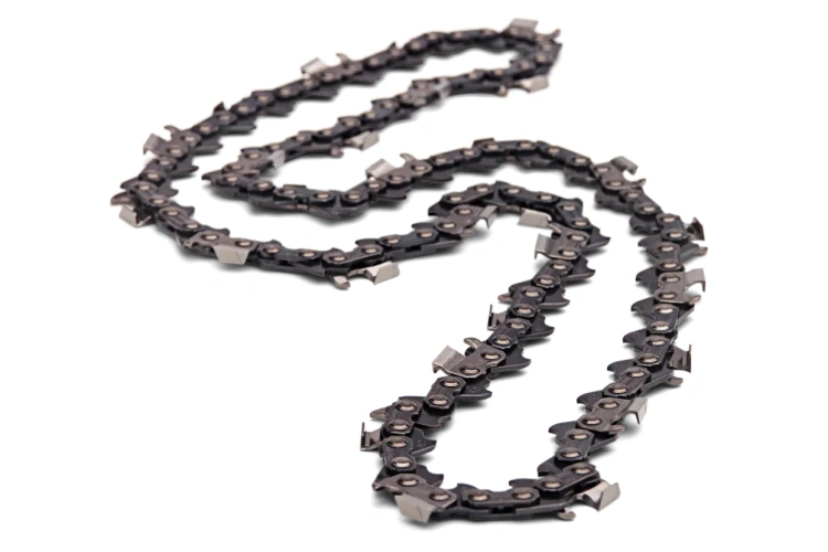 Łańcuch tnący o grubości 1/4, 1,3 mm, 68 DL, z logo HUSQVARNA. Elementy metalowe w kolorze czarnym z połyskiem, ułożony w falę, z widocznymi ogniwami i zębami, gotowy do użycia. Zdjęcie na przezroczystym tle, bez dodatkowych elementów.