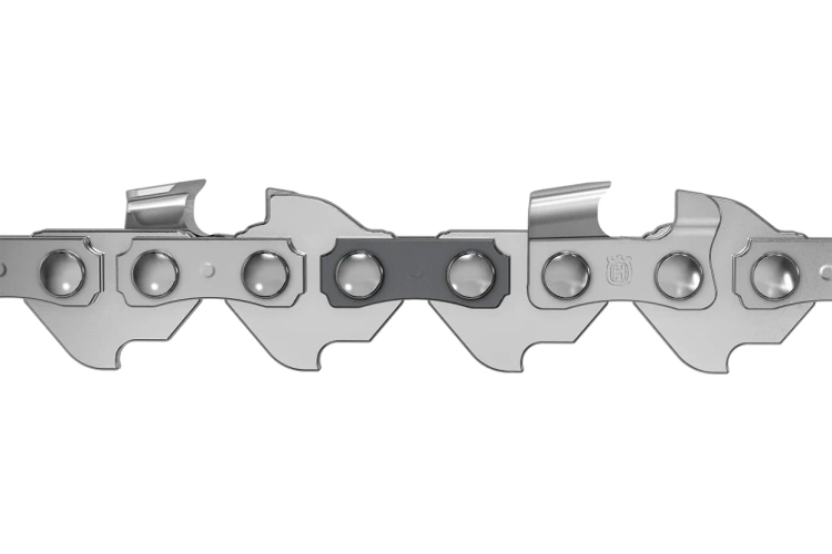 Łańcuch X-Precision SP11G w kolorze stalowym, z ogniwami o gładkiej powierzchni i logo Husqvarna. Ujęcie z boku, prezentujące szczegóły konstrukcji oraz elementy mocujące, leżący na neutralnym tle. Idealny do minipilarki Husqvarna Aspire.