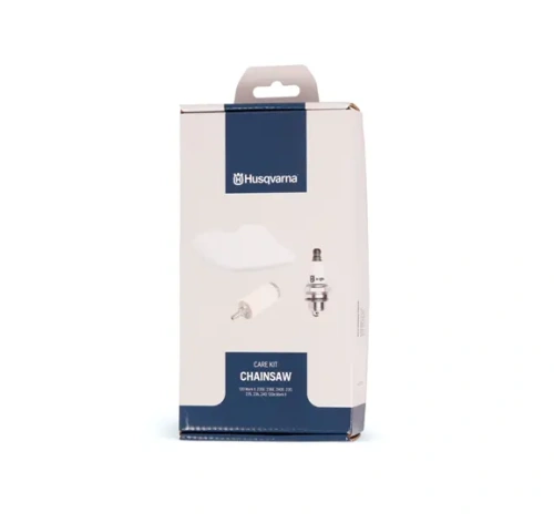 Zestaw serwisowy do pilarki Husqvarna w niebiesko-białym kartonie z uchwytem, z logo i napisem CARE KIT CHAINSAW, zawierający elementy do obsługi pilarki.