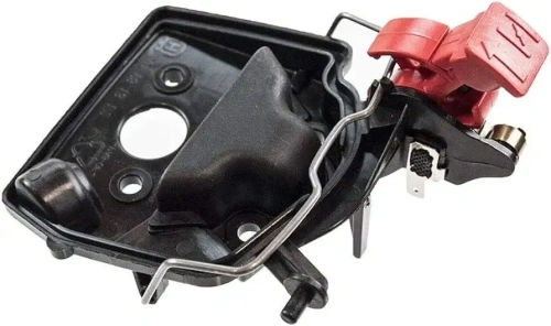 Podstawa filtra pilarki Husqvarna 445, 450, czarna, matowa, prostokątna z zaokrąglonymi rogami, z portem do podłączenia węża, czerwoną klamrą po prawej i elementem mocującym po lewej, na białym tle.