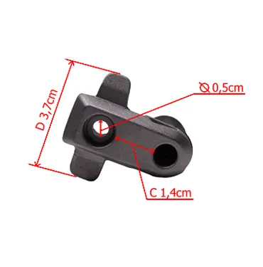 Amortyzator przy uchwycie pilarki Husqvarna 545 Mark II w kolorze czarnym, wykonany z metalu. Zbliżenie na detal, widoczna okrągła otwór o średnicy 0,5 cm oraz dwa otwory montażowe. Wymiary: D 3,7 cm, C 1,4 cm. Produkt leży na jednolitym tle.