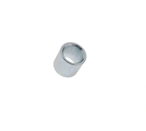 Metalowy cylindryczny pierścień, zewnętrzna powierzchnia matowa, wewnętrzna błyszcząca. Produkt stoi na jednolitym tle, widok z boku. Przeznaczony do mocowania w rozpieraku kosiarki. Dobrze widoczny kształt i detal.