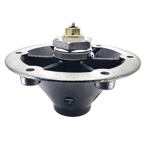 Wrzeciono kosiarki Husqvarna Z560X, pod kątem z boku. Element w kolorze czarnym, z metalową przykręcaną nakrętką na górze. Wyraźne otwory montażowe i detale konstrukcyjne. Stojąca pozycja, widoczna stalowa podstawa oraz mechanizm wewnętrzny.