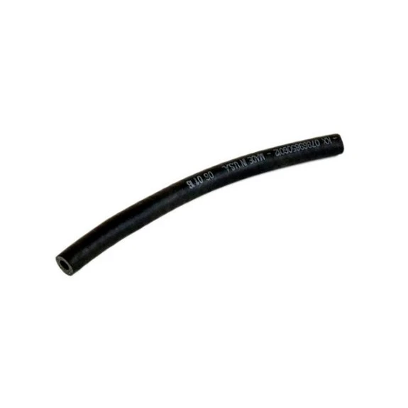 Czarny, zgięty wąż parowy do kosiarki Husqvarna Z560X z gładką powierzchnią, oznaczeniami z boku i mocowaniem na jednym końcu, na jednolitym tle, centralnie umieszczony.
