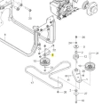Stały uchwyt napinacza kosiarki Z560X Husqvarna, metalowy, znajdujący się na schemacie. Widoczny w układzie z boku, z elementami mocującymi i detalami technicznymi. W tle otoczenie robocze, bez dodatkowych ozdób. Wymiary i tekstura nieczytelne.