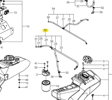 Wężyk paliwa do kosiarki Husqvarna PZ 29, wytrzymały, elastyczny, w kolorze czarnym. Przedstawiony w ułożeniu poziomym, z widocznymi mocowaniami. W tle schemat budowy kosiarki, na białym tle.