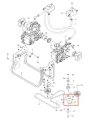 Ramię napinające kosiarki Husqvarna Z560X, widoczne z boku, metalowe, szare, prostokątne z otworami montażowymi, służy do regulacji napięcia pasa, bez dodatkowych zdobień.