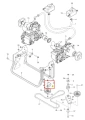 Metalowy srebrny uchwyt napinacza kosiarki Husqvarna Z560X, widoczny z boku, z oznaczeniami montażowymi i otworami na wkręty, na białym tle.