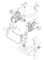 Zestaw części do kosiarki Husqvarna Z560X z detalem nr 16, okrągłym metalowym elementem z otworami mocującymi, na białym tle mechanizm silnika i inne części.