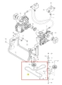 Pasek kosiarki o zerowym promieniu skrętu Z560X Husqvarna w zbliżeniu, ukazujący elastyczną, teksturowaną powierzchnię. Widoczny kształt w formie litery S, w kolorze czarnym z oznaczeniami. Stan nowy, bez elementów dodatkowych.