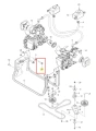 Metalowa śruba kosiarki Husqvarna Z560X z gwintem i okrągłą główką, mocno łącząca się z ramą silnika; widoczna z przodu na białym tle dla lepszej widoczności.