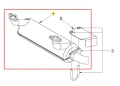 Rura wydechowa kosiarki Husqvarna Z454X, wykonana z metalu, ma prostokątny kształt. Ujęcie z boku pokazuje obie końcówki wydechowe oraz mocowania. Widać wyraźne detale konstrukcyjne, jak otwory na śruby i uchwyty, na białym tle.