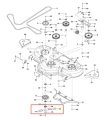 Nóż kosiarki Husqvarna PZ 29D z zerowym promieniem skrętu, metalowy z wygięciem i ostrymi krawędziami, centralnym mocowaniem, gładką powierzchnią i widocznymi otworami montażowymi.