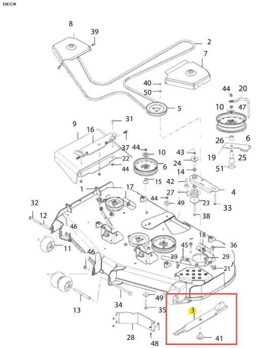 Metalowy nóż kosiarki Husqvarna Z560X, prostokątny z ostrymi krawędziami tnącymi, srebrny z matowym wykończeniem, w zestawie z elementami montażowymi na zbliżeniu.