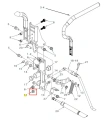 Nakrętka kosiarki Z448 Husqvarna w układzie części tła. Wkład metalowy z gwintem, o okrągłym kształcie, widoczny z boku. Element montażowy w kolorze srebrnym, osadzony w komplecie z innymi częściami, podkreślony czerwonym prostokątem.