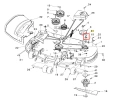 Nakrętka kosiarki Husqvarna Z448 o zerowym promieniu skrętu, metalowa, w kolorze srebrnym. Zbliżenie na detal mocowania z wyraźnymi oznaczeniami. Produkt jest pokazany w pozycji poziomej, na tle jasnej powierzchni.