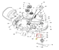 Oś kosiarki Husqvarna Z448 zerowego promienia skrętu, szary metalowy prostokątny element z otworem montażowym, widok boczny z detalami mocowania i sąsiednich części.
