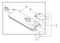 Rura kosiarki Z454X Husqvarna, metalowa, cylindryczna z dwoma wylotami po bokach. Ujęcie frontalne, ukazujące mocowania i detale złączenia z silnikiem. Z prawej widoczna osłona. W tle jednolita kolorystyka dla lepszej widoczności produktu.