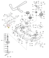 Metalowa śruba kosiarki PZ 29D Husqvarna, stalowa, widoczna z boków. W tle elementy konstrukcyjne kosiarki, mocowania i wirnik na białym tle.