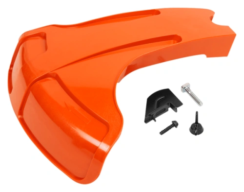 Osłona podkaszarki 128C Husqvarna w intensywnym pomarańczowym kolorze, wykonana z gładkiego plastiku. Produkt leży na jednolitym tle, ukazując zamontowane akcesoria: kształtny element do mocowania i klucz. Możliwe użycie w ogrodnictwie.